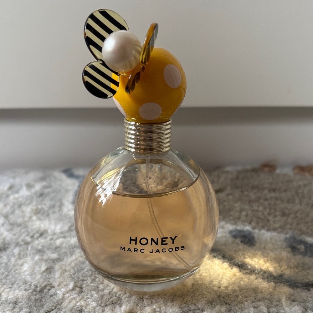 Marc Jacobs Honey Fragrance with Yellow and Black Cap